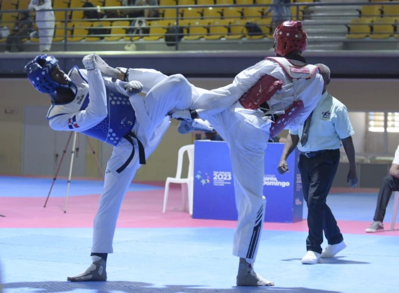 Un momento de acción en uno de los combates del torneo de taekwondo.
