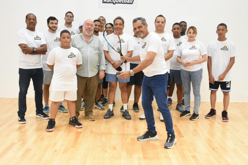 Junior Noboa al momento de otorgar el saque de honor que dejó inaugurada la Copa de Racquetbol.