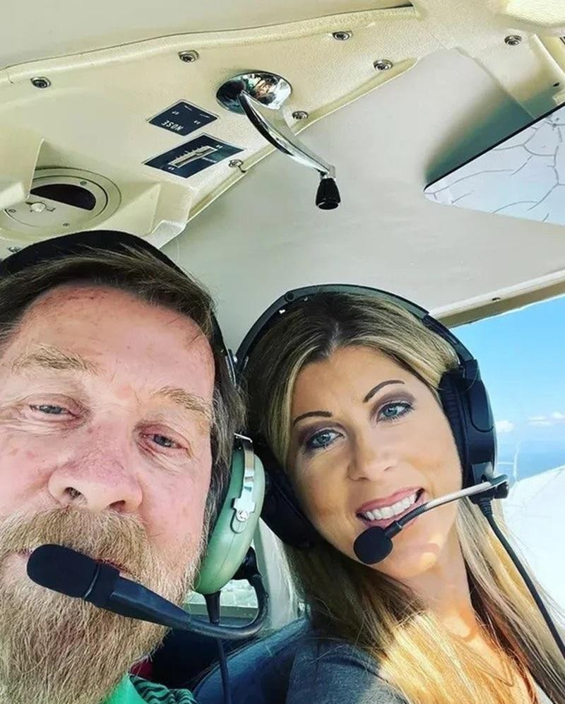 Jenny Blalock, TNFlyGirl, una reconocida youtuber de 45 años, que ha muerto tras un accidente en avioneta junto a su padre James, de 78.
