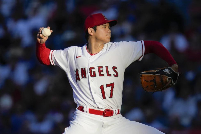 El abridor de los Angelinos de Los Ángeles, Shohei Ohtani, lanza durante un partido de béisbol contra los Dodgers de Los Ángeles en Anaheim.