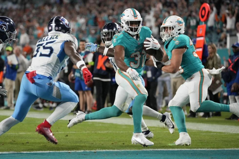 El corredor de los Dolphins de Miami Raheem Mostert corre para anotar un touchdown en el encuentro ante los Titans de Tennessee.