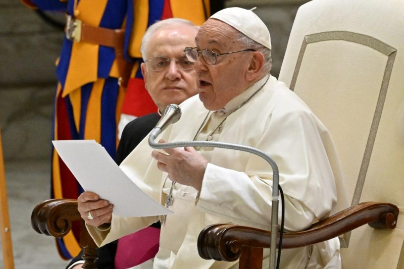El papa Francisco pronuncia su discurso durante su audiencia general semanal en la sala Pablo VI del Vaticano el 13 de diciembre de 2023