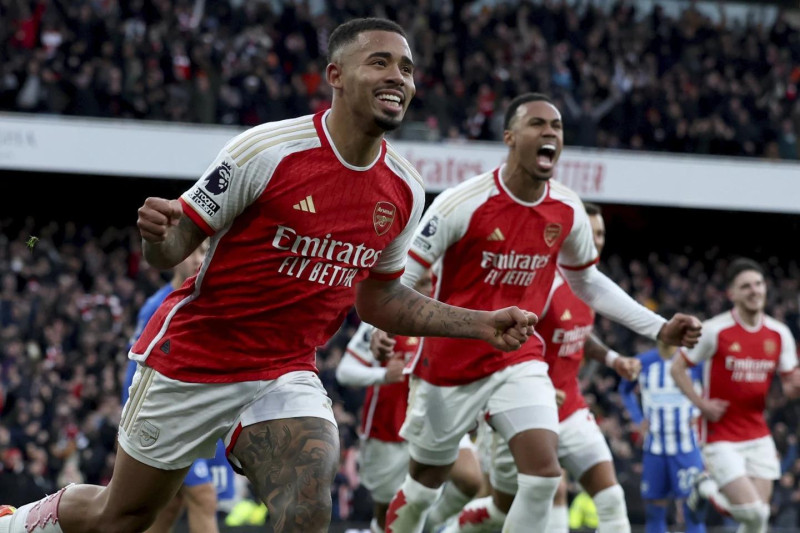 Gabriel Jesús, del Arsenal, a la izquierda, celebra tras anotar un gol en la jornada del domingo de la Premier League.