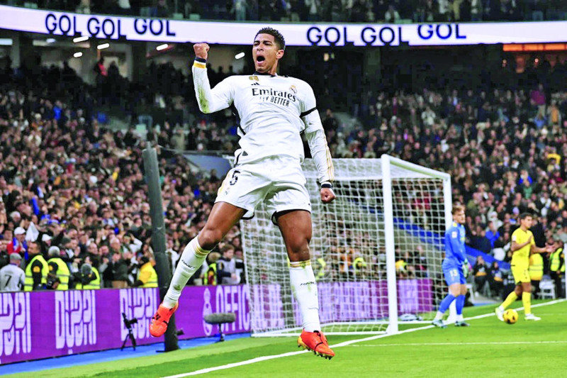Jude Bellingham del Real Madrid celebra tras anotar el primer gol del Real Madrid en la victoria 4-1 ante Villarreal.