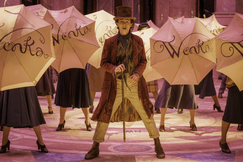 Timothee Chalamet, al centro en una escena de “Wonka".
