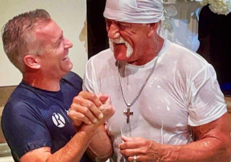 Hulk Hogan al momento de su bautizo