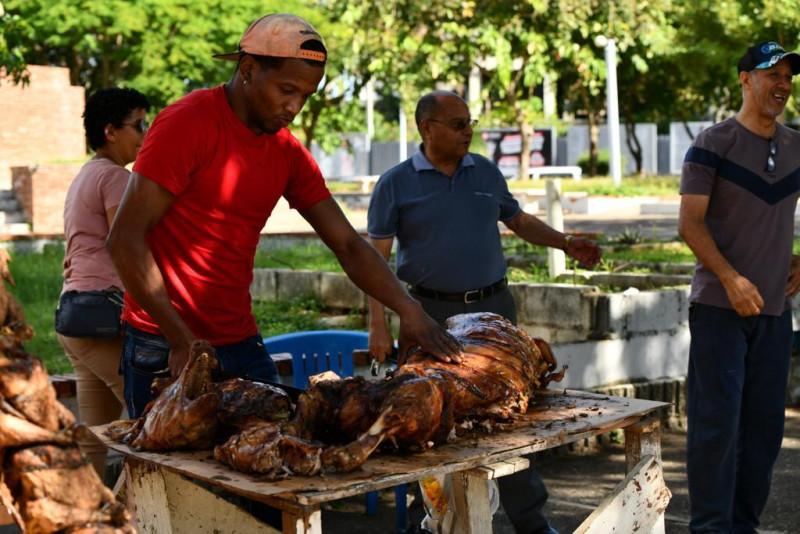Vendedores ambulantes venden cerdo en las calles del Gran Santo Domingo este 24 de diciembre.