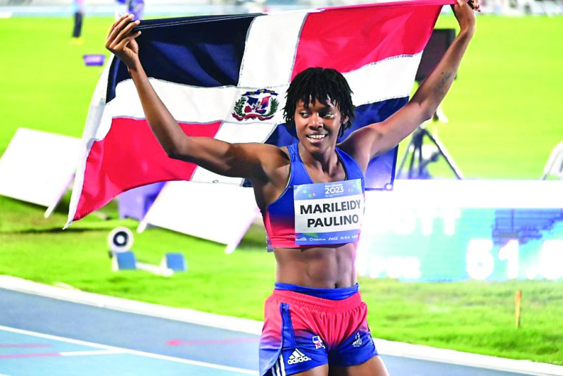 Marileidy Paulino sostiene la bandera dominicana  luego de ganar fácimente su carrera en los 400 metros planos.