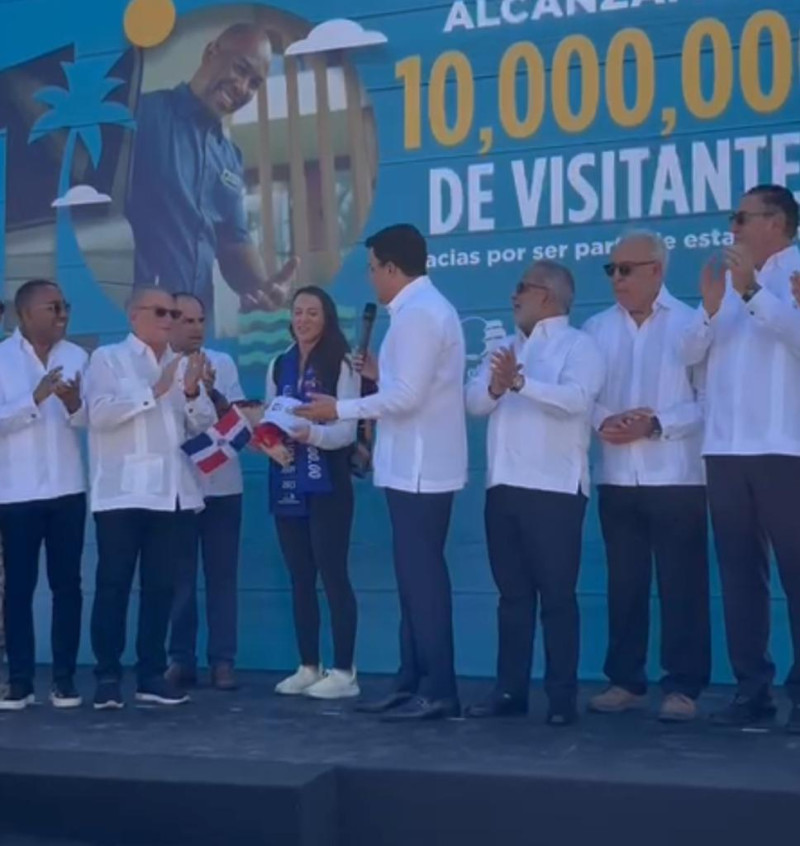 Fotografía muestra a Ariana Guilak, la norteamericana que completó la cifra de los 10 millones de turistas que visitaron el país este 2023.