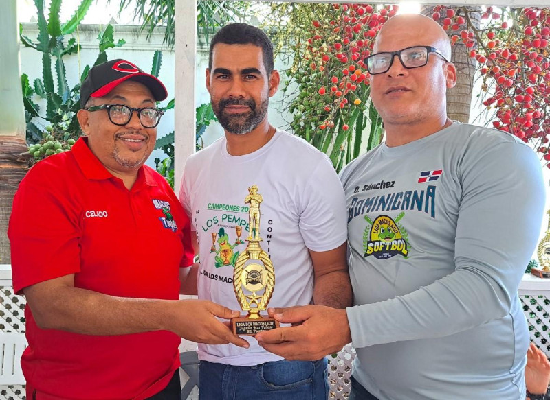 Bill Fuentes, de los Pempen, recibe el premio de Jugador Más Valioso del torneo 2023 de la Liga de Softbol Los Macos ACD, de Américo Celado y Odalis Sánchez.