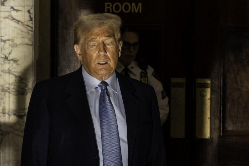El expresidente Donald Trump habla con los periodistas mientras se toma un descanso durante su juicio por fraude civil en Nueva York el 18 de octubre de 2023