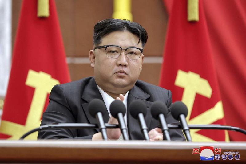 En esta imagen difundida por el gobierno de Corea del Norte, el mandatario norcoreano Kim Jong Un pronuncia un discurso