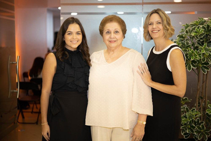 Andrea Vicente Latorre, Evelyn Dubocq de Vicente y Lina Latorre de Vicente