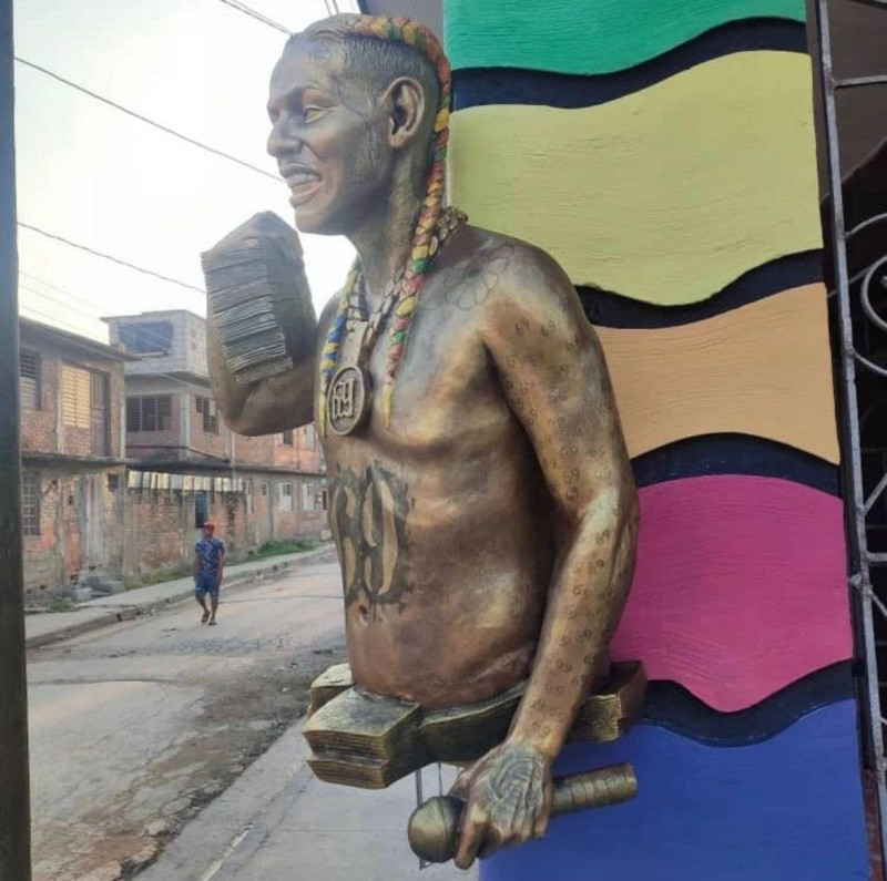 Escultura de Tekashi en Cuba