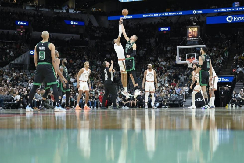 Kristaps Porzingis de los Celtics de Boston salta junto a Victor Wembanyama de los Spurs de San Antonio en el encuentro en el TD Garden.