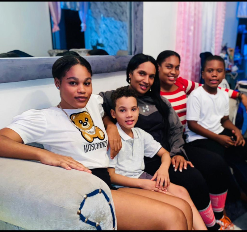 Claribel Mena, quien debutó a los 27 años en el boxeo, en la sala de su hogar junto a sus hijos Yasmeiri , Chanel, Luis Manuel y Lian David.