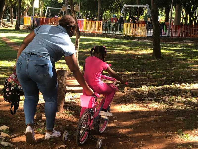 Una madre juega con su hija en el parque Mirador Sur en este Día de los Santos Reyes.