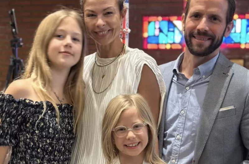 Christian Oliver junto a su esposa e hijas