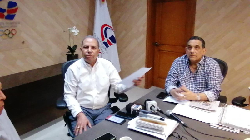 El presidente del Comité Olímpico Dominicano, Garibaldy Bautista, muestra la lista de asistencia de la reunión de este martes del Comité Ejecutivo. Le acompaña, Luis Chanlatte, secretario general.