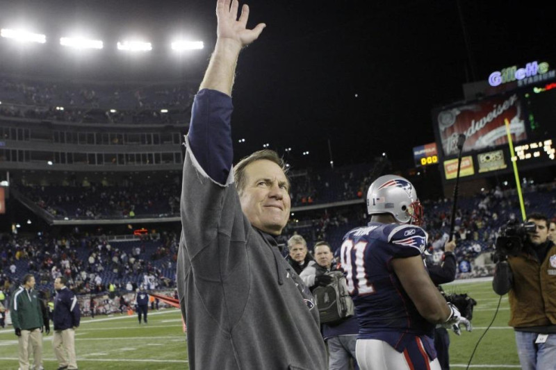 El entrenador de los Patriots de Nueva Inglaterra Bill Belichick saluda a la afición tras una victoria ante los Jets de Nueva York, el domingo 22 de noviembre de 2009.