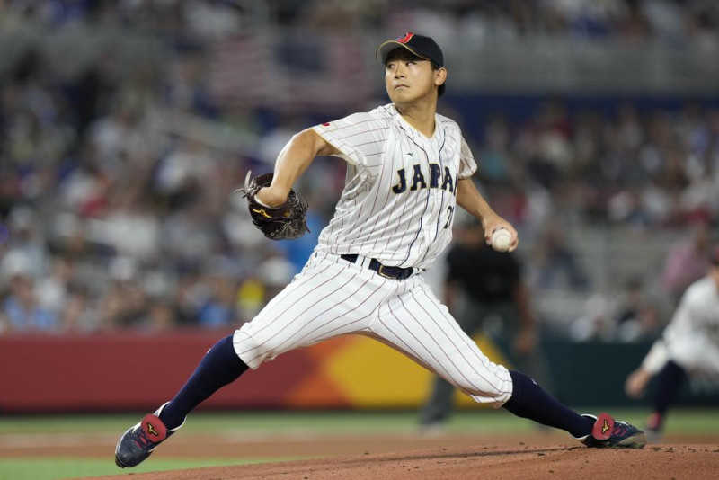 El lanzador japonés Shota Imanaga  lanza durante la primera entrada de un partido de campeonato del Clásico Mundial de Béisbol contra Estados Unidos, el martes 21 de marzo de 2023, en Miami