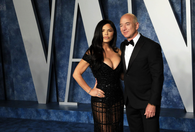 Jeff Bezos junto a su novia Lauren Sanchez posan en la Fiesta Oscar de Vanity Fair 2023 después de la 95 ceremonia anual de los Premios de la Academia, en el Centro Wallis Annenberg para las Artes Escénicas en Beverly Hills, California, EE.UU., el 12 de marzo de 2023. EFE/EPA/NINA PROMMER