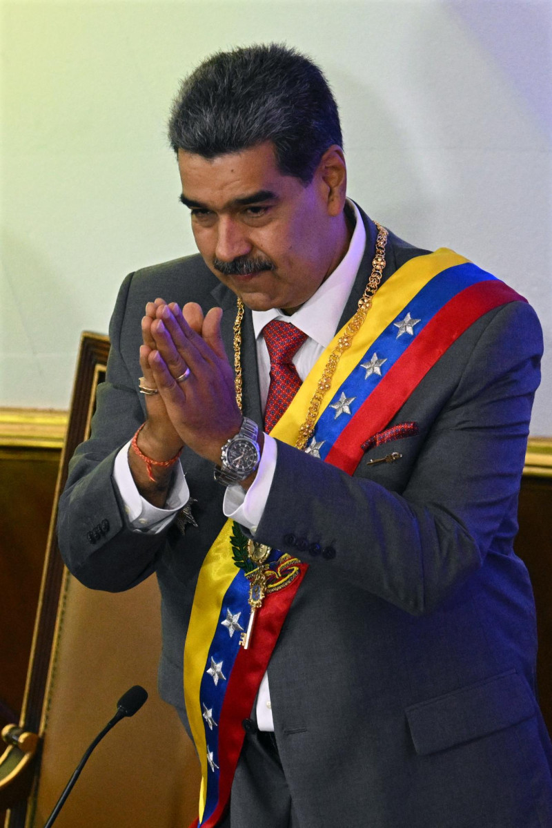 El presidente de Venezuela, Nicolás Maduro, gesticula al llegar para dar su discurso sobre el estado de la nación ante el parlamento, en la sede de la Asamblea Nacional en Caracas, el 15 de enero de 2024