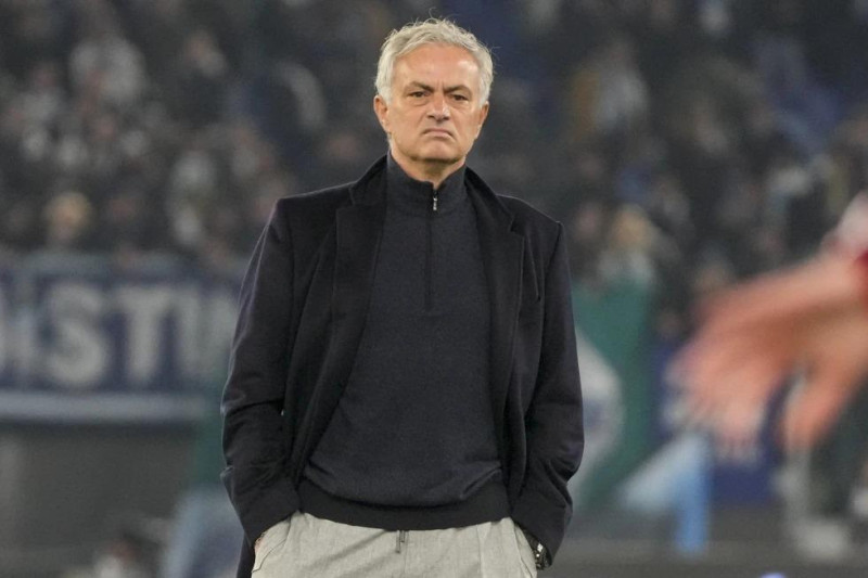 El entrenador de la Roma, José Mourinho, en el césped durante el calentamiento previo al partido de cuartos de final de la Copa de Italia frente a Lazio.