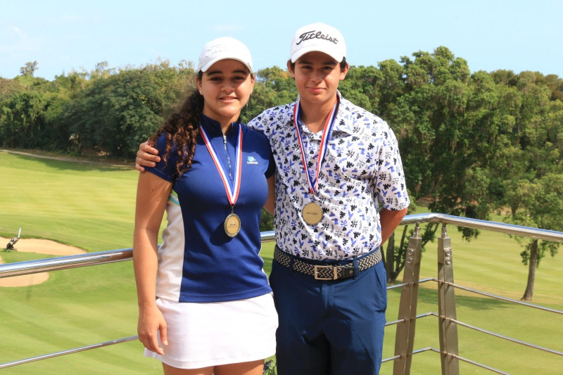 Los ganadores de la categoría 15-18, María Fernanda Fernández y Juan Tomás Herrera.