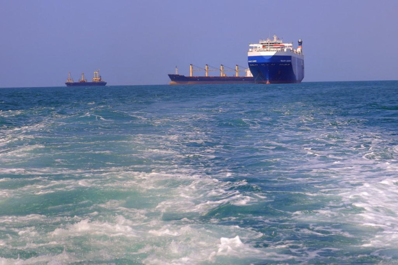 Una imagen tomada durante una gira organizada por los rebeldes hutíes de Yemen el 22 de noviembre de 2023 muestra al carguero Galaxy Leader (R), incautado por los combatientes hutíes dos días antes, acercándose al puerto en el Mar Rojo frente a la provincia yemení de Hodeida.