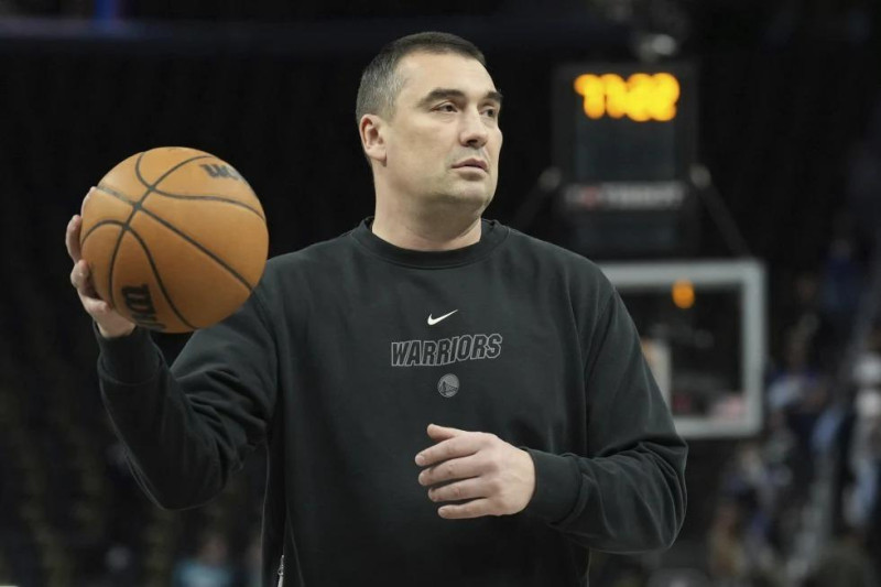 El entrenador asistente de los Warriors de Golden State Dejan Milojevic previo a un partido contra los Pelicans de Nueva York, el martes 28 de marzo de 2023.