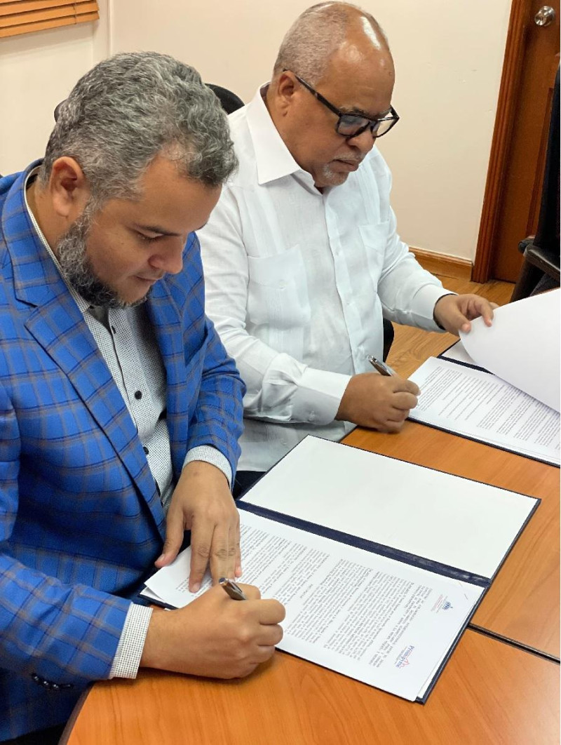 Los directores del FEDA, Hecmilio Galván y de Promipyme, Fabricio Gómez Mazara.