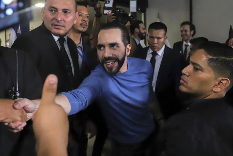 El presidente de El Salvador, Nayib Bukele, saluda a seguidores tras presentarse como candidato presidencial del Partido Nuevas Ideas en su campaña de reelección, en San Salvador, El Salvador, el 27 de octubre de 2023.