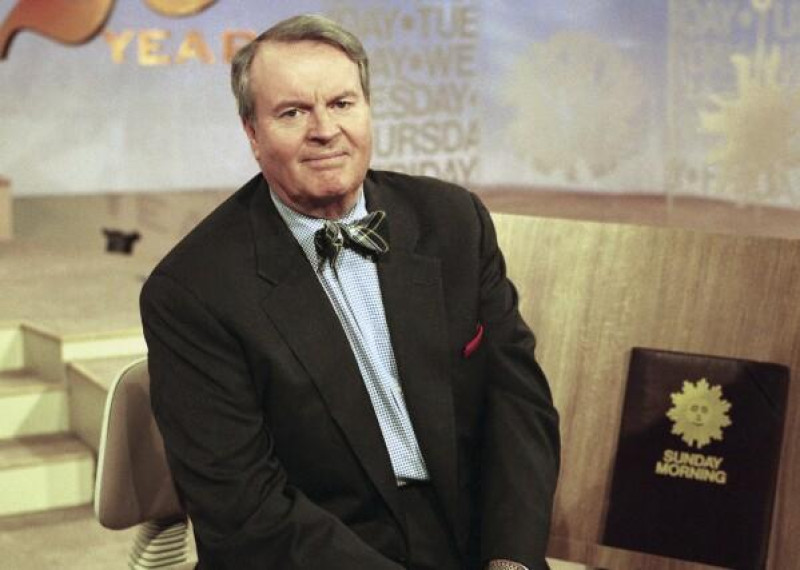 Charles Osgood, presentador de "Sunday Morning", de CBS, posa para un retrato en el set de Nueva York el 28 de marzo de 1999.
