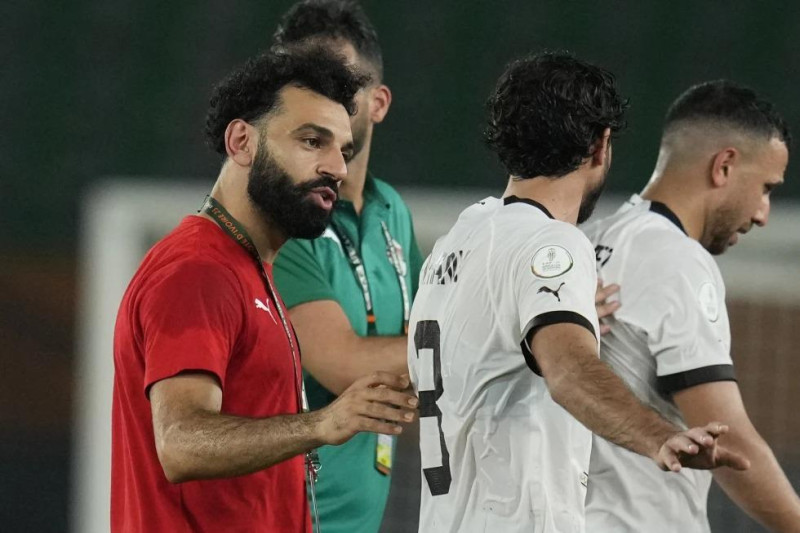 El delantero egipcio Mohamed Salah consuela a sus compañeros luego de que permitieron el gol del empate en el Grupo B de la Copa Africana contra Cabo Verde.