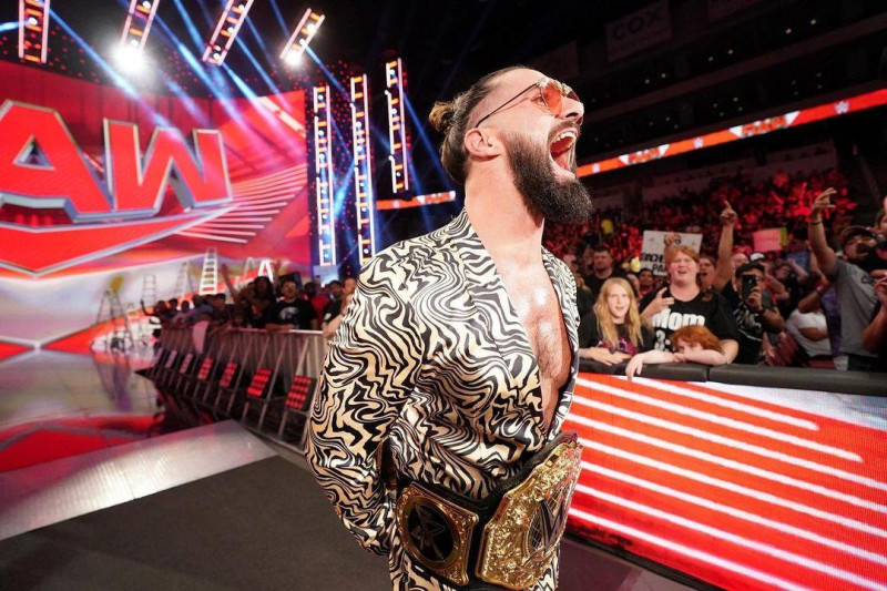 El Campeón Mundial de Peso Completo de WWE, Seth Rollins, hace su entrada en un episodio de Raw