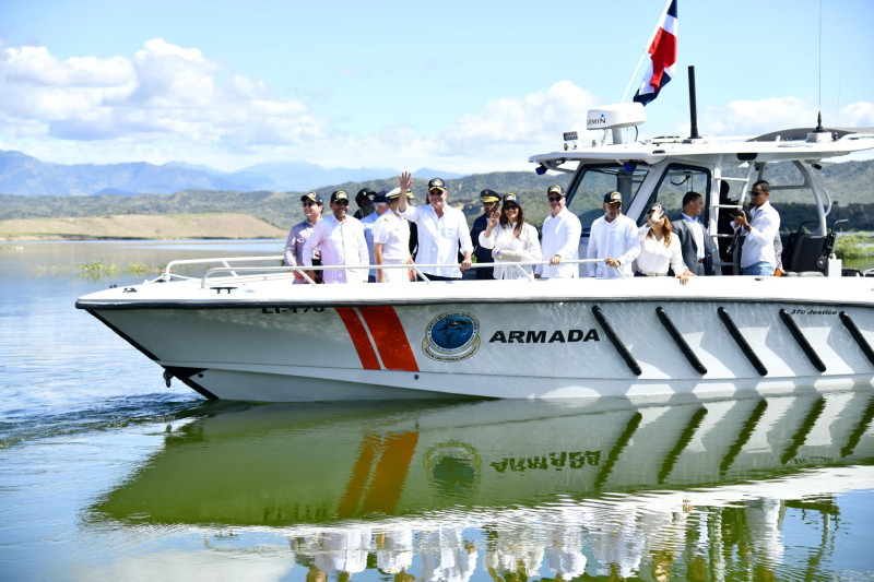 El presidente Abinader en una lancha de la Armada dominicana en las aguas del reservorio de agua, alimentado por el río Yaque del Sur