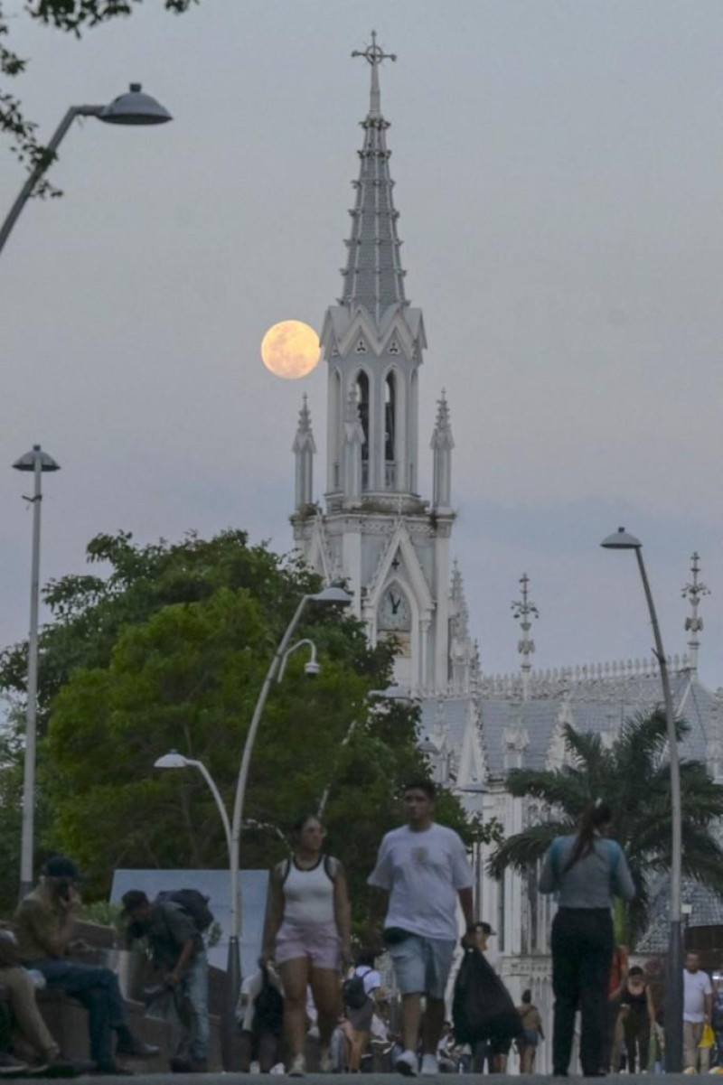 La luna gibosa creciente se ve junto a la Iglesia Ermita en Cali, Colombia/ Foto JOAQUIN SARMIENTO