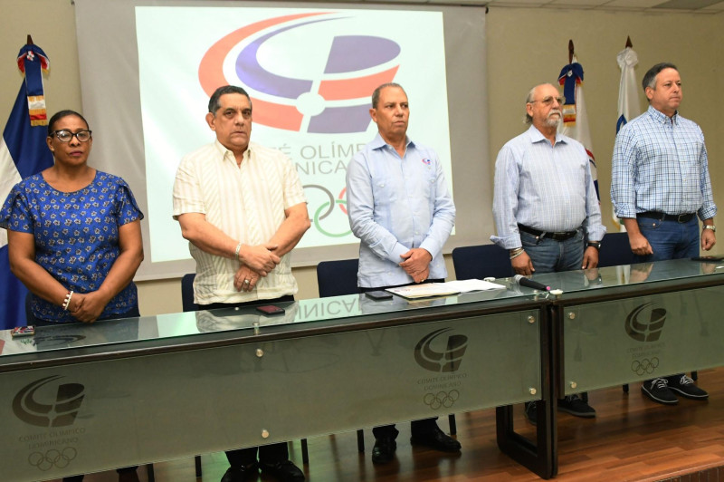 Los miembros del comité ejecutivo del COD, desde la izquierda, Dulce María Piña, Luis Chanlatte, Garibaldy Bautista, José Miguel Robiou y José Mera.