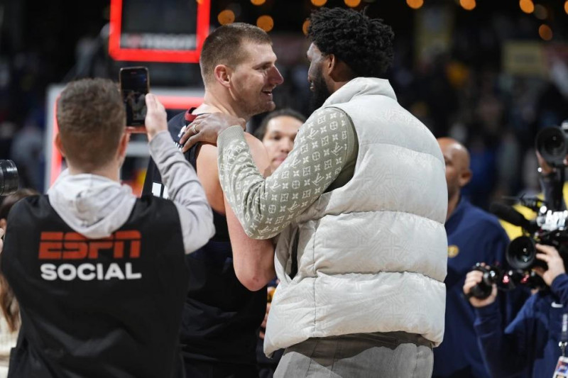 El pívot de los Nuggets de Denver Nikola Jokic (izquierda) saluda al centro de los 76ers de Filadelfia Joel Embiid luego del juego de baloncesto de la NBA, en Denver.