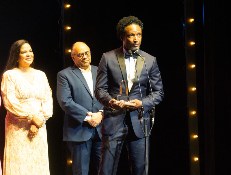Elvis Nolasco recibió el premio Pericles Mejía en el Festival de Cine Global de Santo Domingo.