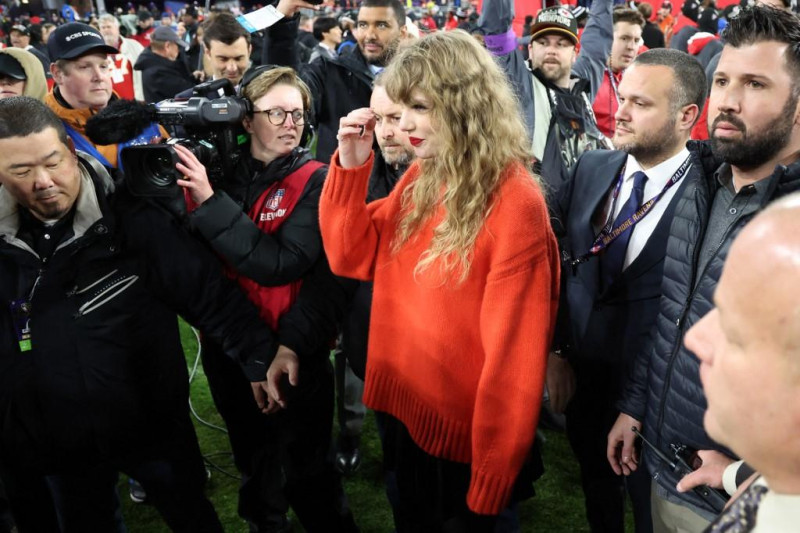 Taylor Swift celebra en el campo tras la victoria de los Kansas City Chiefs por 17-10 contra los Baltimore Ravens en el partido por el campeonato de la AFC