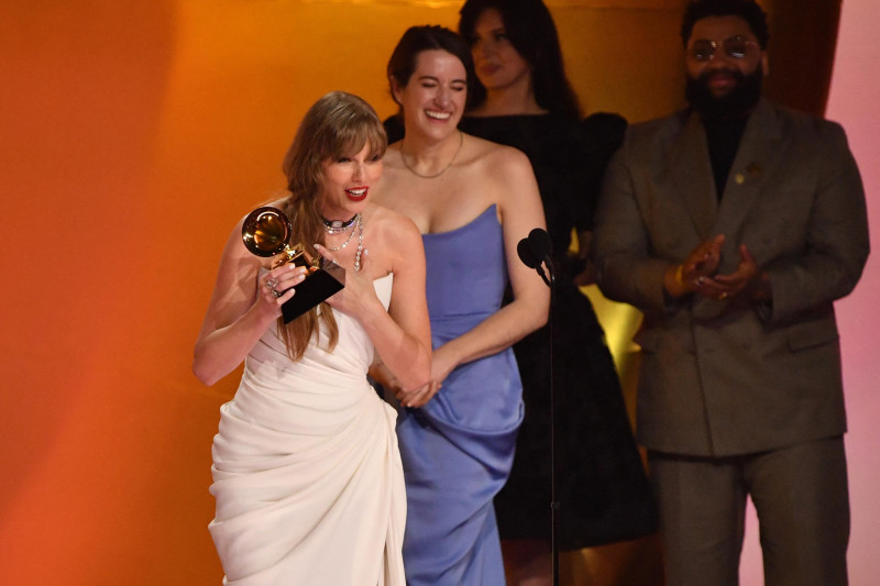 La cantante estadounidense Taylor Swift acepta el premio Álbum del año por "Midnights".