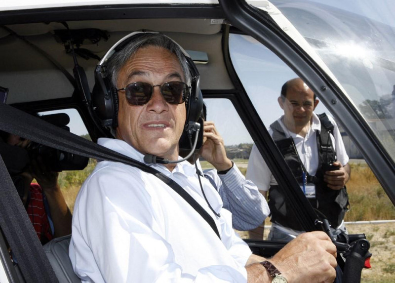 Sebastián Piñera a bordo de su helicóptero después de votar en Santiago, el 15 de enero de 2006