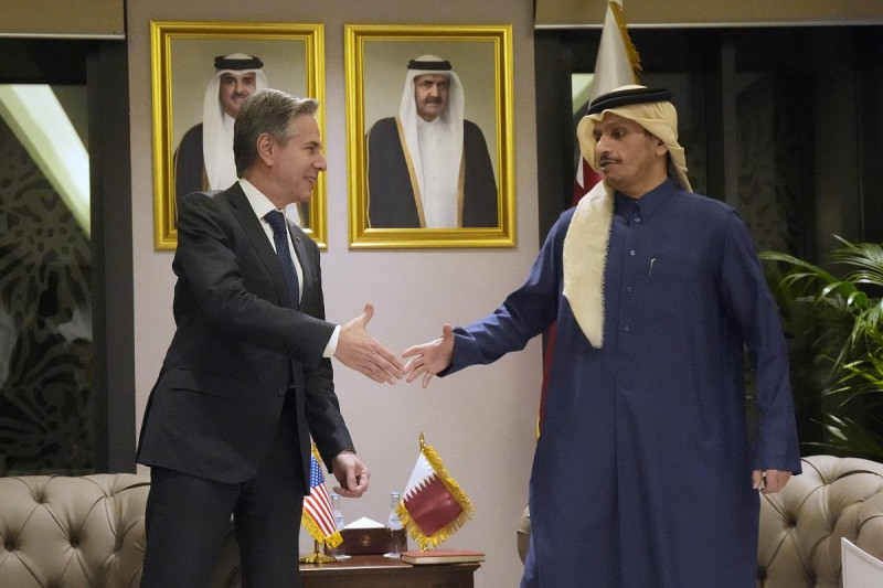 El secretario de Estado estadounidense Antony Blinken, izquierda, estrecha manos con el primer ministro y canciller de Qatar, Mohammed Bin Abdulrahman Al Thani,