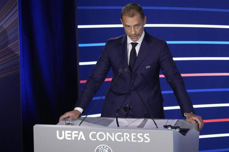 El presidente de la UEFA Aleksander Ceferin brinda su discurso durante el Congreso de la UEFA, el jueves 8 de febrero de 2024, en París.