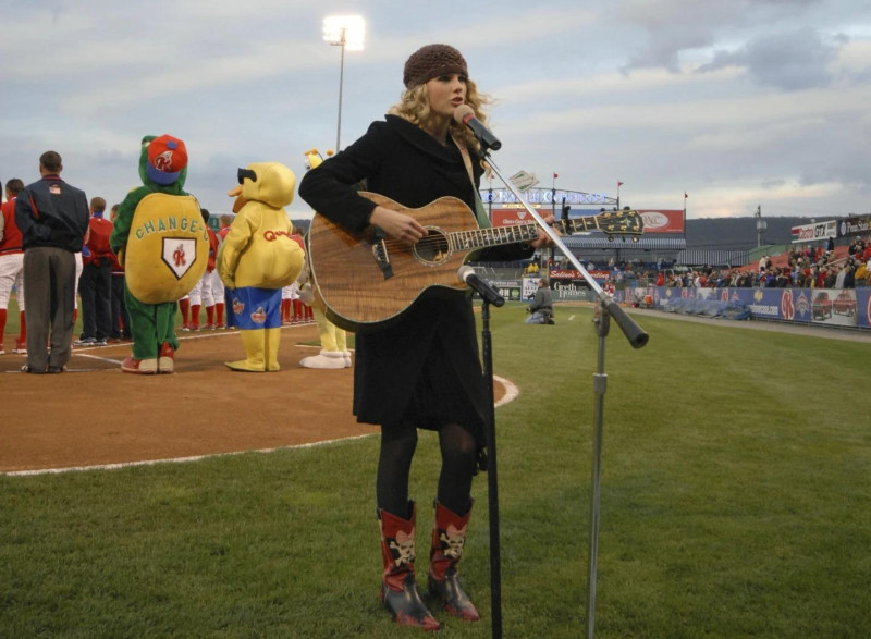 Taylor Swift cantando el himno nacional en un partido de liga menor  reading fightin phils en 2007.