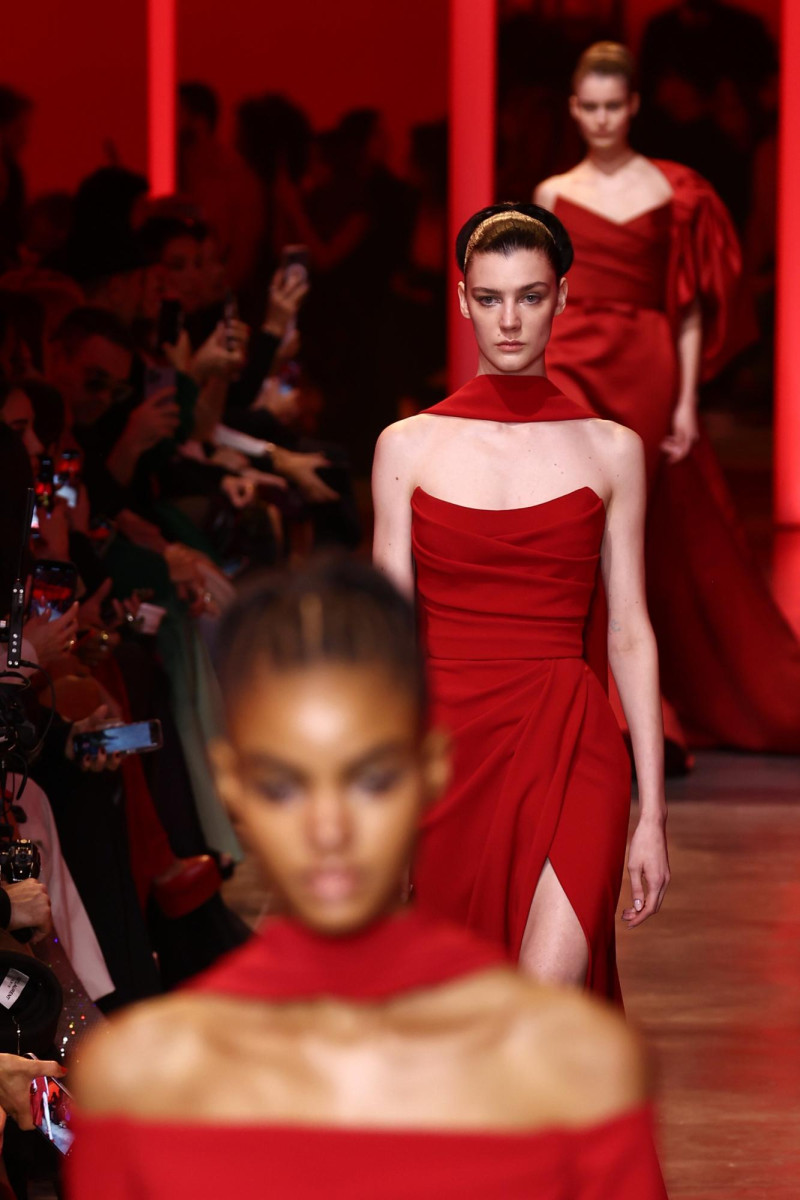 El rojo ha sido uno de los protagonistas de la última Semana de la Moda de París Primavera/Verano 2024, celebrada a finales de enero. En la imagen, varias propuestas del diseñador Elie Saab EFE/EPA/Mohammed Badra.
