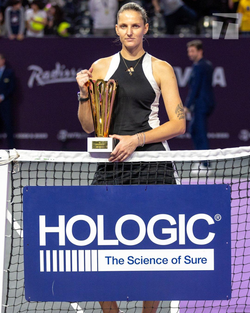Karolina Pliskova sostiene el trofeo de campeona.