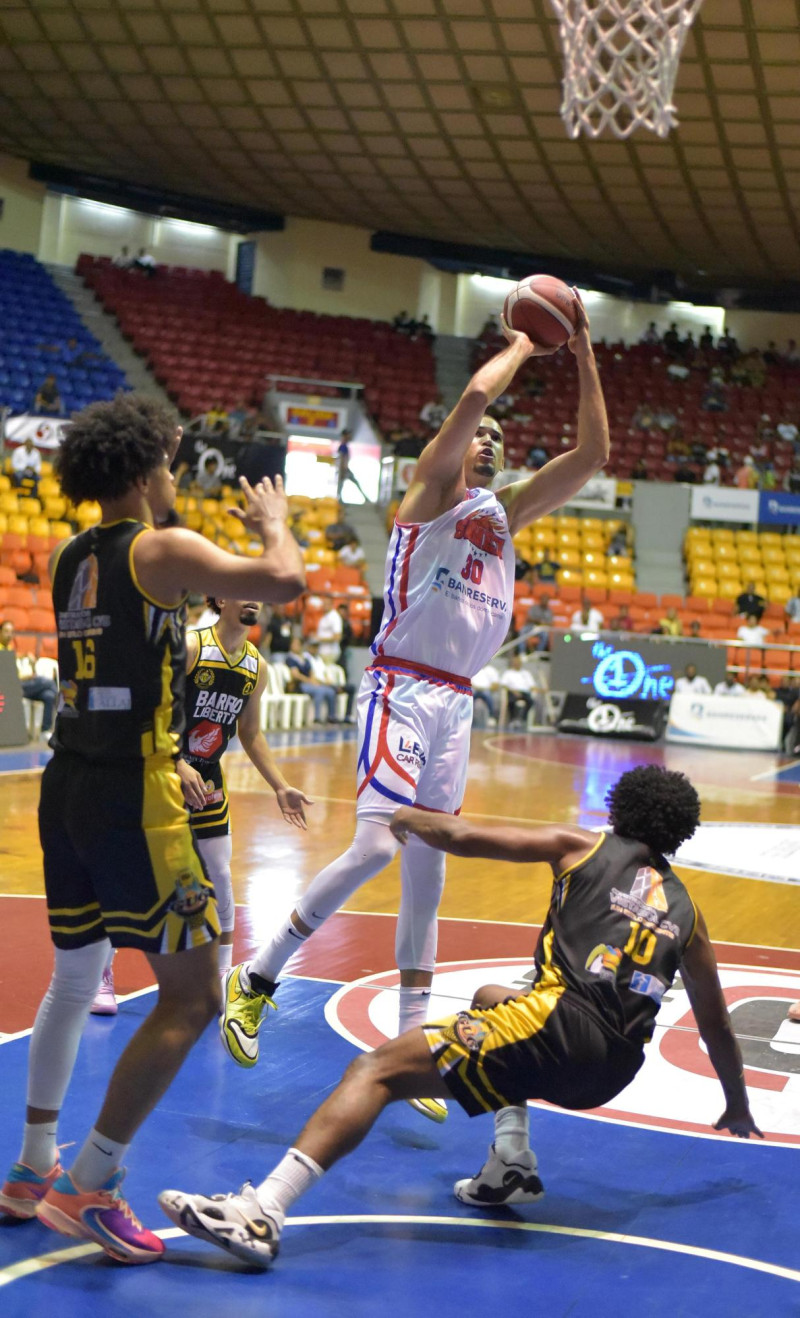 Eloy Vargas, del Sameji, lanza al canasto durante el partido del torneo de baloncesto superior de Santiago.